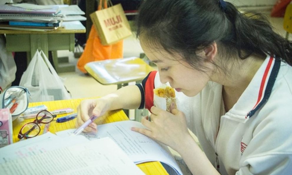 Nữ sinh đạt điểm tuyệt đối 3 môn, ĐH top 1 gọi điện mời nhập học trong đêm nhưng bị cô từ chối khiến ai cũng ngỡ ngàng