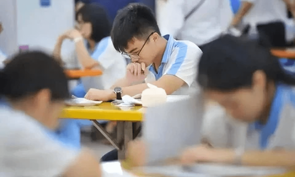 Nhận xét đề thi ĐH quá dễ, nam sinh vừa ôn tập vừa làm công nhân nhận số điểm không ai ngờ đến: Bật khóc ngay tại công trường