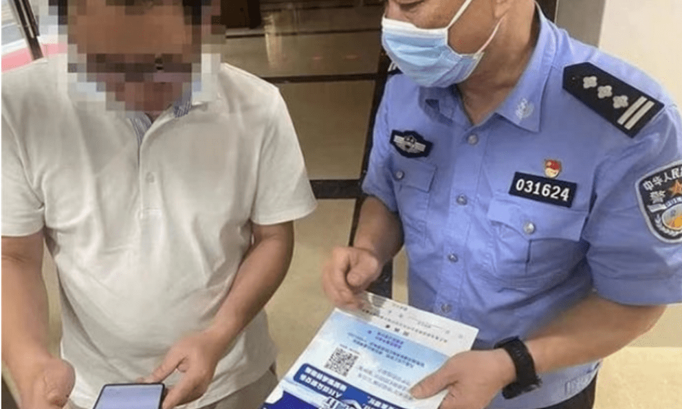 Mua hàng online bị lừa chuyển khoản hơn 254 triệu đồng, người đàn ông “cầu cứu” cảnh sát rồi bị bắt luôn: Tưởng là nạn nhân, hoá ra là kẻ phạm pháp