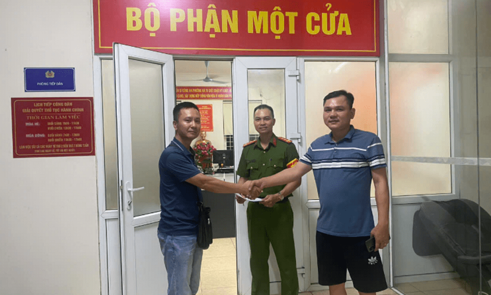 Chuyển khoản nhầm 39,3 triệu đồng vào tài khoản lạ, nhân viên ngân hàng Sacombank lập tức liên hệ người nhận rồi báo công an