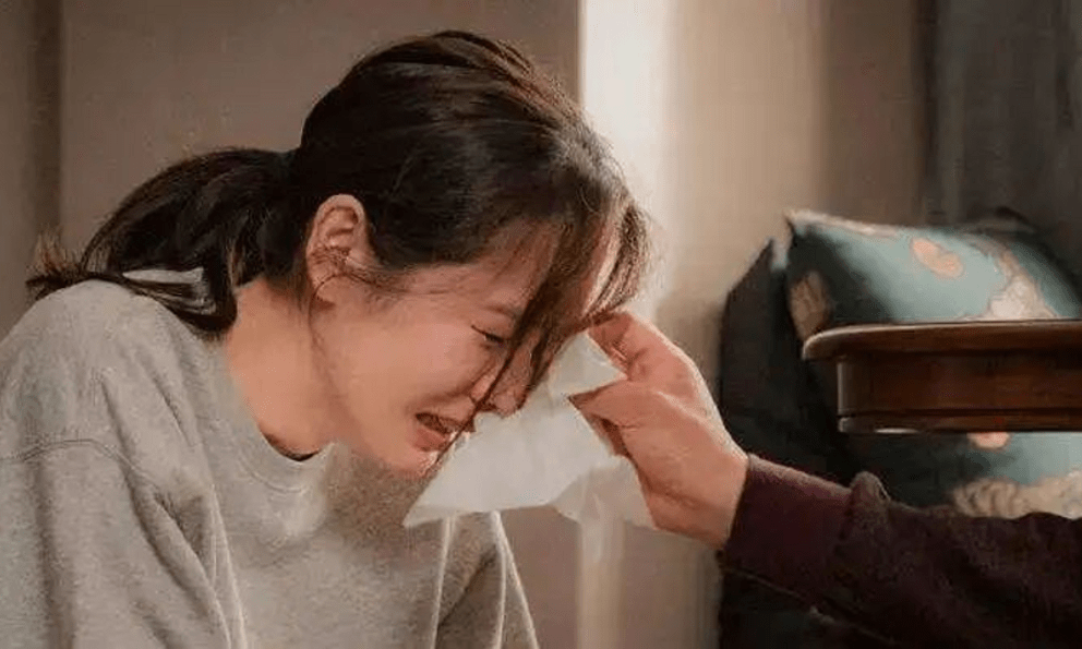 Kết hôn 20 năm, lúc ly dị mới biết chồng là đại gia sở hữu tài sản 364 tỷ đồng: “Tháng nào cũng phải nhắc mới chuyển tiền chi tiêu”