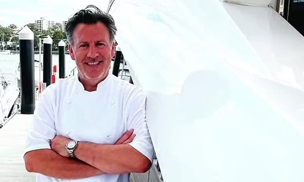 Người đàn ông thuê du thuyền hạng sang để tổ chức 