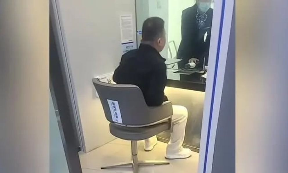 Doanh nhân gửi ngân hàng 22 tỷ đồng buổi sáng, sau bữa trưa tài khoản chỉ còn 2,5 triệu: giao dịch viên khẳng định 