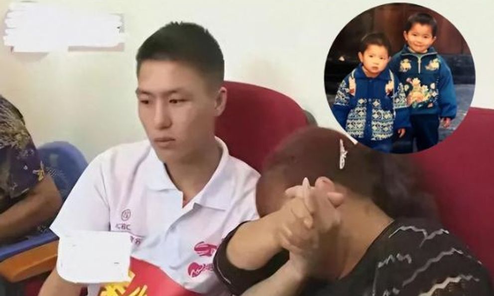 Bé trai 4 tuổi mất tích 17 năm, vừa đoàn tụ gia đình thì bố mẹ nuôi gọi điện 