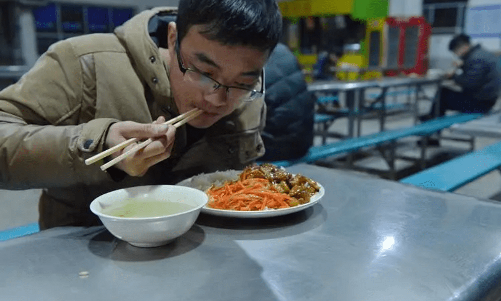 Đi họp lớp, người lái BMW, Mercedes được xếp ngồi riêng, tôi ngồi cùng nhóm còn lại: Về đến nhà, nhận được tin nhắn cả đời không thể quên