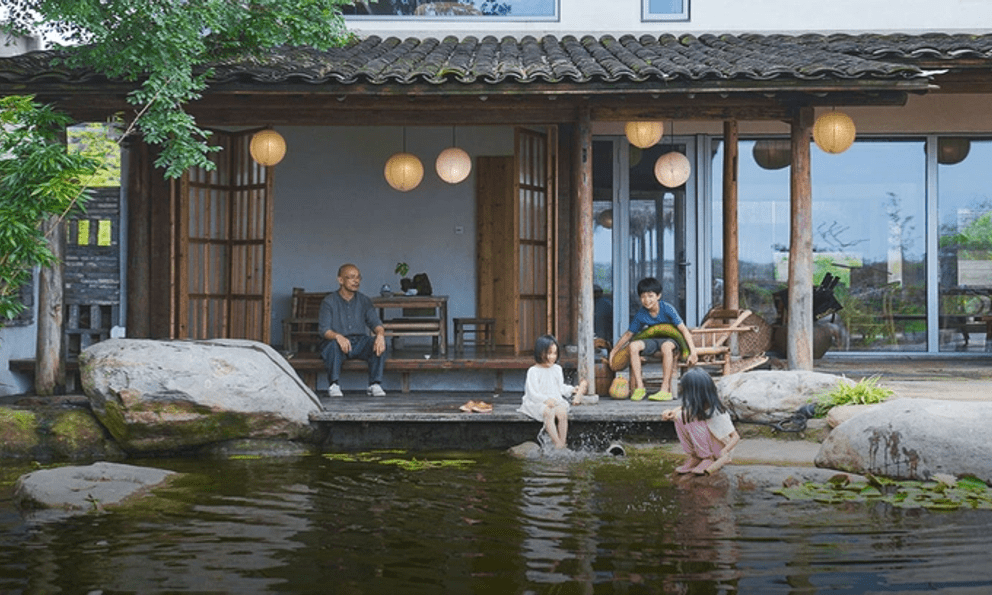 Thế chấp nhà ở thành phố, vợ chồng mang 47 tỷ đồng về quê xây biệt thự 2.000m2: Gia đình 5 người sống không thiết bị công nghệ vẫn khiến nhiều người ghen tị