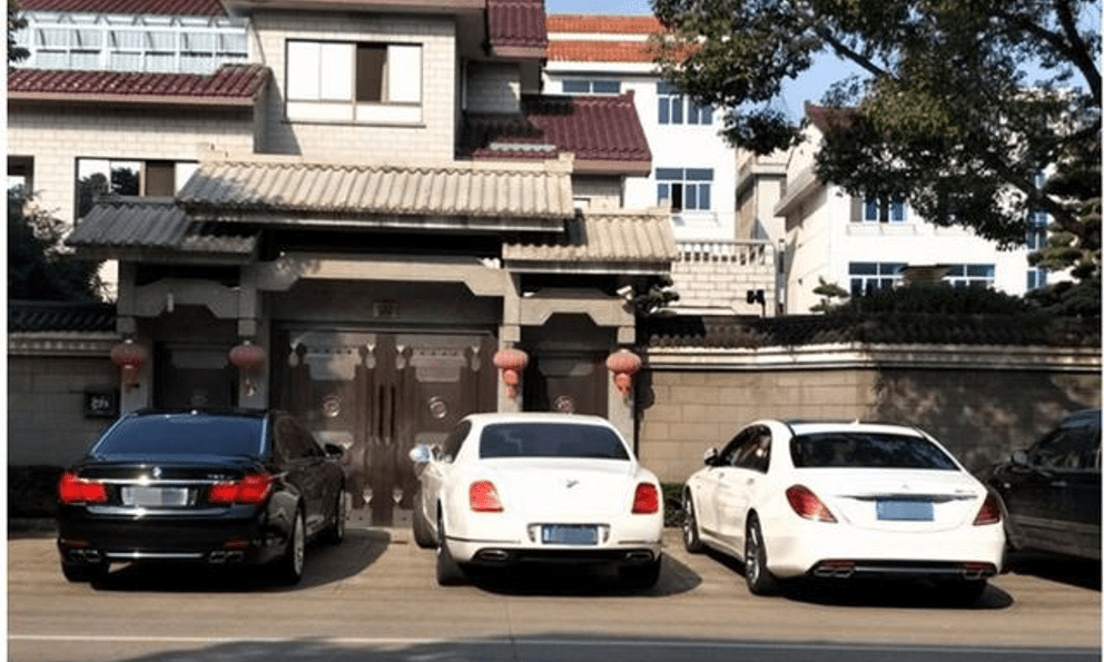 Đi họp lớp, tôi để chiếc BMW ở nhà, chọn đi xe bus: Về đến nhà, nhận được tin nhắn cả đời không thể quên