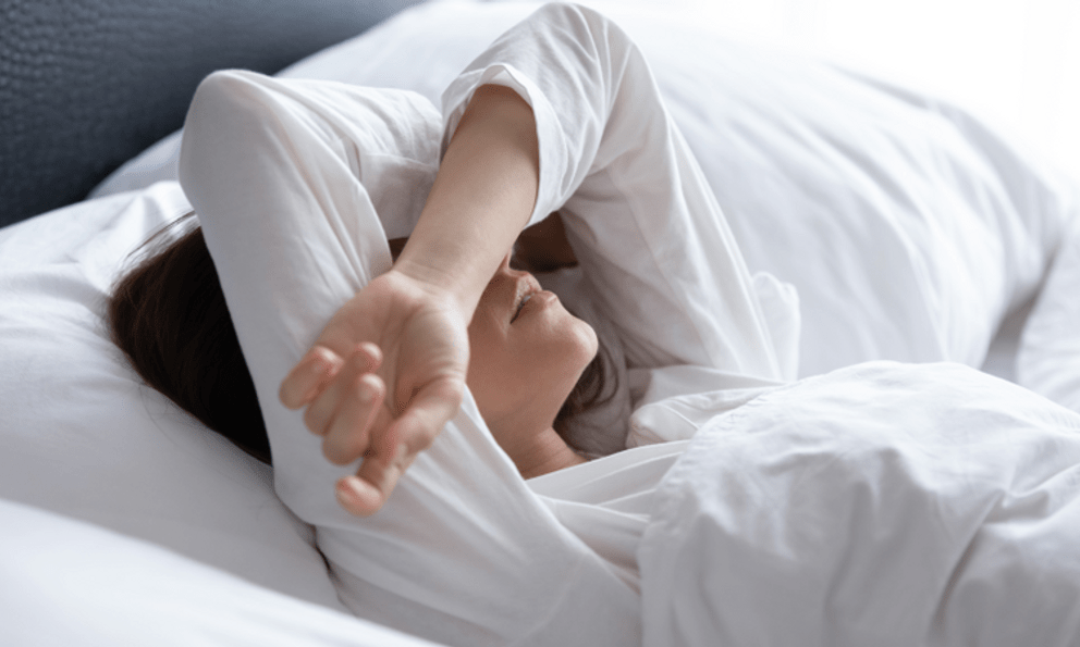 1 thói quen nhiều người Việt thường làm khi đi ngủ: tưởng vô hại nhưng nghiên cứu chứng minh bào mòn sức khỏe, ảnh hưởng trực tiếp đến tuổi thọ