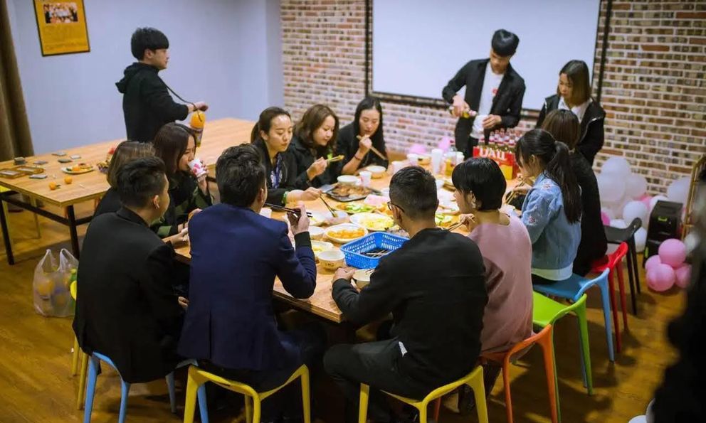 Đi họp lớp, tôi bỏ xe cũ ở nhà để lái chiếc BMW thuê bằng nửa tháng lương: Về đến nhà, nhận được tin nhắn cả đời không thể quên