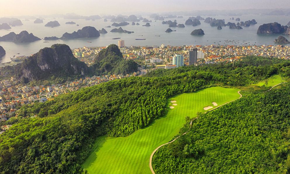 1 sân golf ở Việt Nam có vị trí nhìn thẳng ra vịnh biển, cách trung tâm hơn 10 phút di chuyển, được tạp chí Mỹ khẳng định: Đẹp top 3 thế giới   