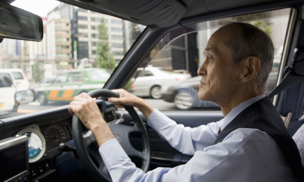 20 năm lái xe cho ông chủ giàu có, lương 33 triệu đồng/tháng, khi xin nghỉ tôi được tặng 1 chiếc hộp thiếc han gỉ: Mở ra, thứ bên trong khiến tôi cả đời khó quên