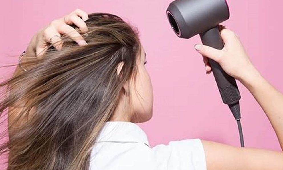 Sau khi gội đầu xong để khô tự nhiên hay sấy tóc? Câu trả lời khiến nhiều người phải thay đổi thói quen