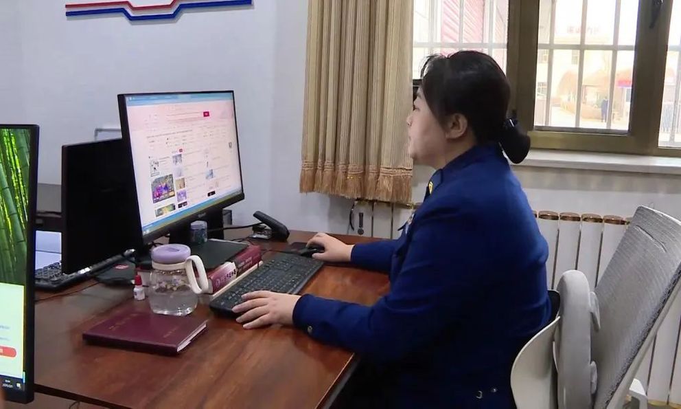 Nữ kế toán từ chối chuyển khoản 7,3 tỷ đồng theo lệnh của “vợ sếp”, còn âm thầm báo cảnh sát: Vài ngày sau bất ngờ được công ty khen thưởng