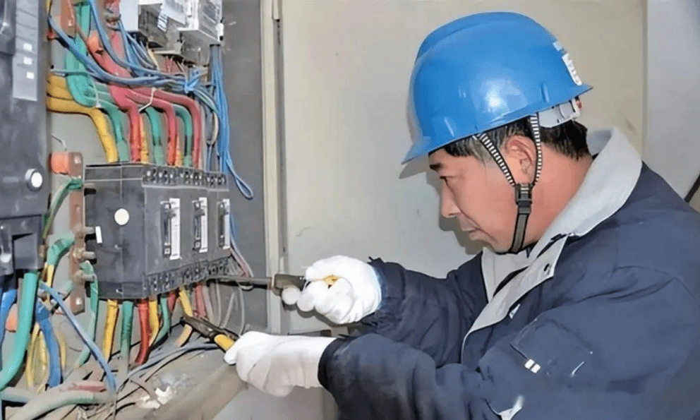 Công ty nhận hóa đơn tiền điện hơn 148 triệu đồng/tháng, giám đốc gọi thợ đến kiểm tra công tơ thì được thông báo: “Có dấu hiệu bị can thiệp”