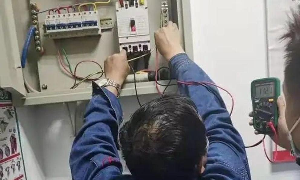 Tắt hết thiết bị điện trong nhà nhưng công tơ vẫn nhảy số, ngốn hơn 3,7 triệu đồng/tháng, người đàn ông gọi thợ đến kiểm tra thì được thông báo: “Có 1 dòng điện lạ”