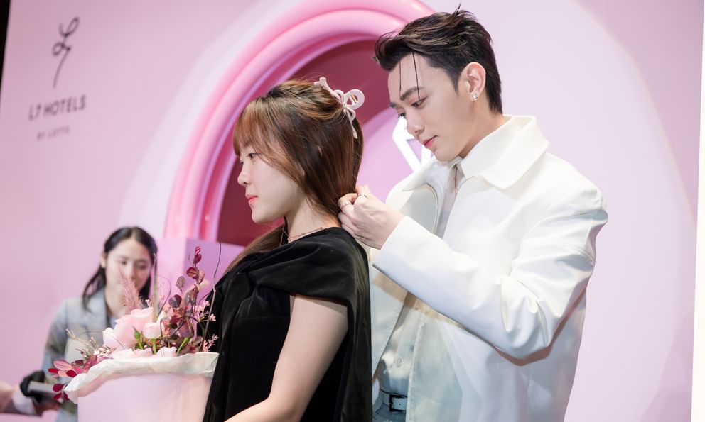 Vừa ủng hộ nửa tỷ đồng cho người dân vùng bão, người hâm mộ nam ca sĩ này tiếp tục chi 400 triệu đồng đấu giá làm từ thiện