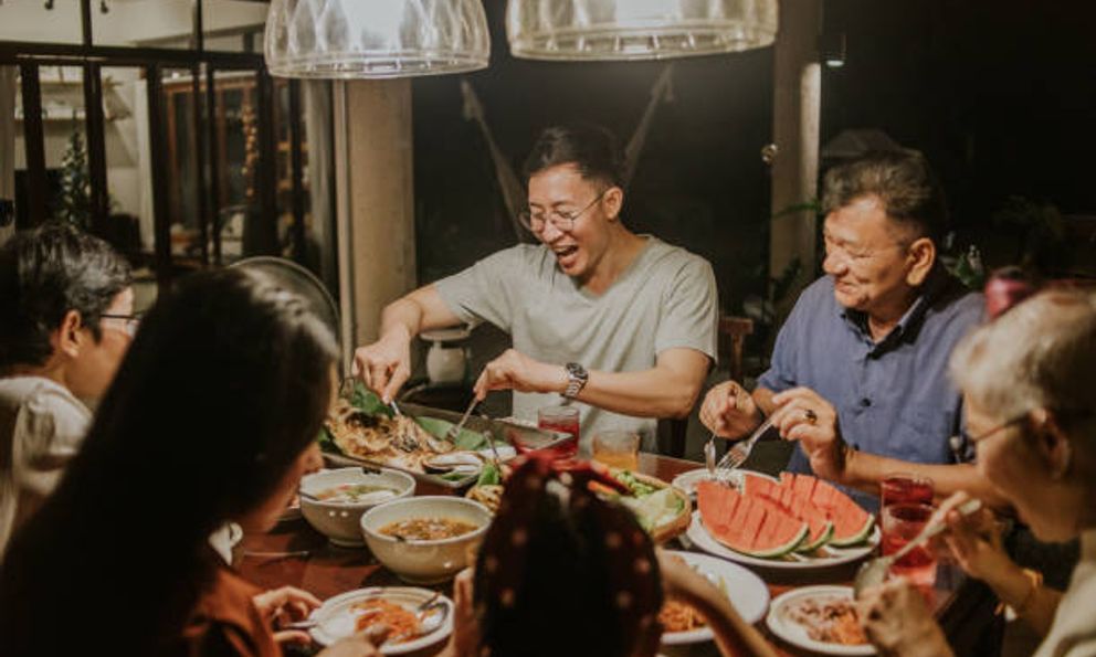 Họp gia đình được hỏi lương, tôi định trả lời 10 triệu đồng thì mẹ nói thay: “70 triệu/tháng”, lúc sau nhận được 1 tờ giấy cả đời không thể quên