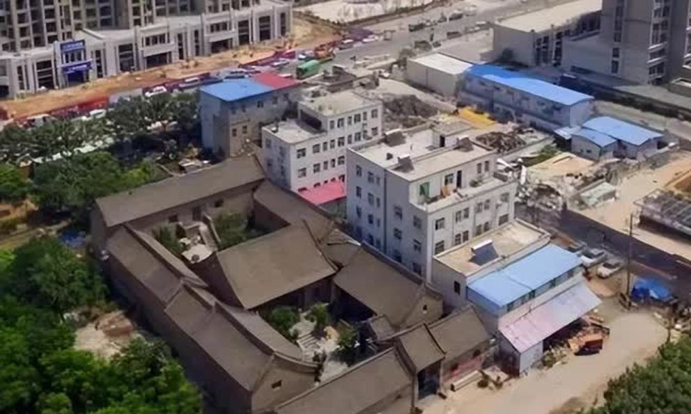 Gia chủ quyết không di dời, từ chối tiền đền bù 29 tỷ đồng, 2 năm chịu cảnh không điện nước, chuyên gia đến xem ngỡ ngàng: “Nhà này không thể phá”