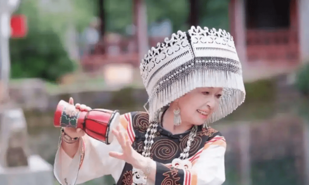 Suốt 10 năm, 3 con gái cùng mẹ già 80 tuổi du lịch dưỡng già 50 thành phố: Niềm vui của mẹ là phong cảnh đẹp nhất