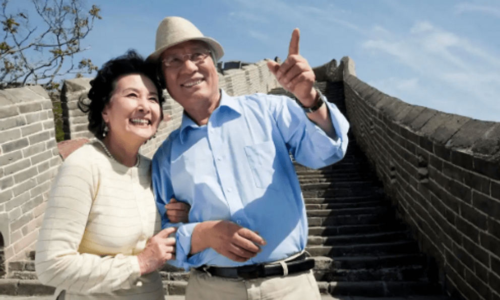 Lương hưu 30 triệu đồng, bà lão U60 ăn chơi hưởng thụ suốt 10 năm, gặp lại bạn cũ mới hối hận: 