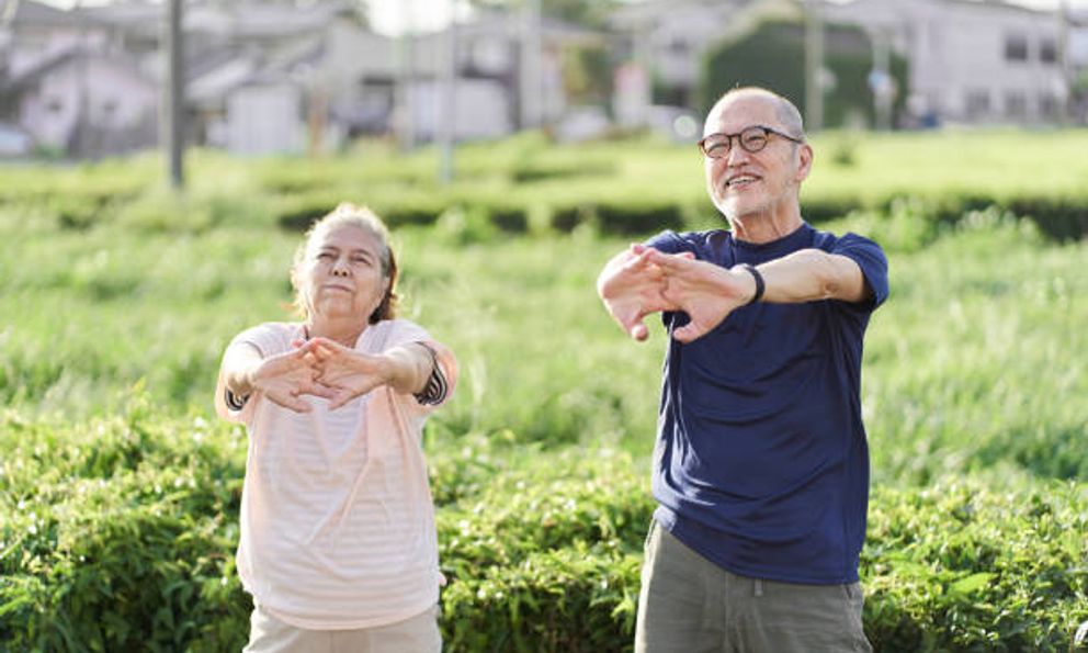 Khi bạn đến tuổi 60, cách tốt nhất để sống khoẻ, kéo dài tuổi thọ không phải tập thể dục nhiều mà là 4 thói quen này