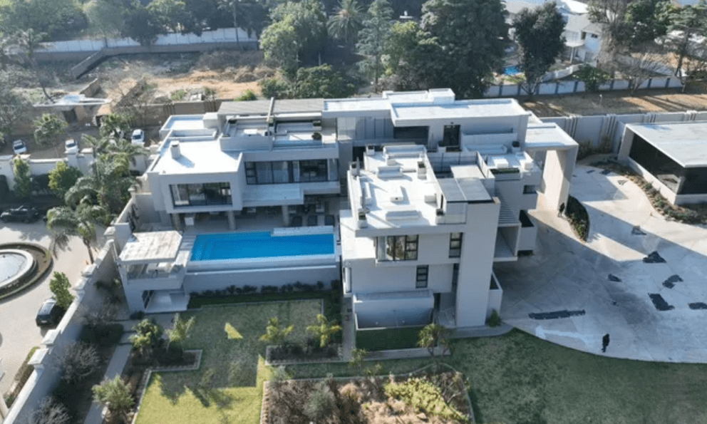 Đột kích dinh thự đồ sộ của 1 doanh nhân, tịch thu khối tài sản hơn 1.240 tỷ đồng gồm tiền mặt và loạt siêu xe