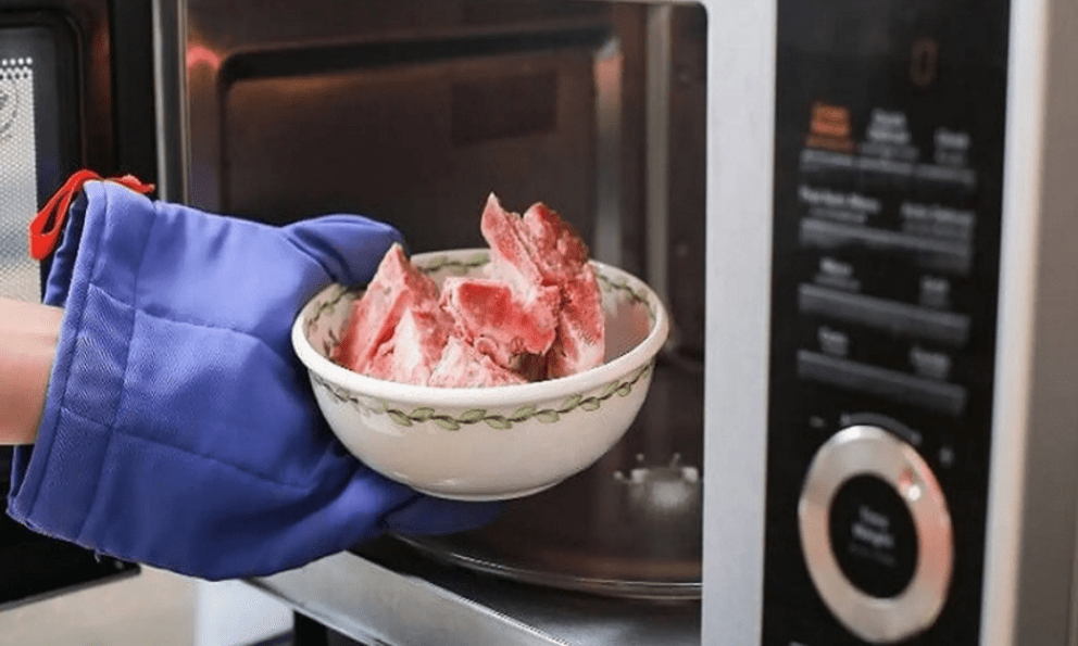 Rã đông thịt đừng dùng lò vi sóng mà thử 1 mẹo cực nhanh, chưa đến 5 phút thịt tươi ngon còn không bị ám mùi tanh 
