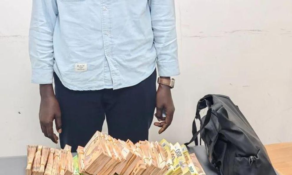 Tịch thu hơn 6,7 tỷ đồng tiền mặt trong balo của 1 du khách khi nhập cảnh tại sân bay 