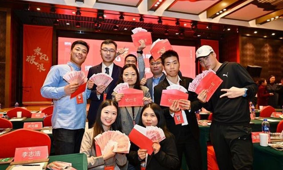 Giúp công ty ký được hợp đồng 36 tỷ đồng nhưng thưởng Tết chỉ bằng một nửa đồng nghiệp: Đầu năm nhận tin nhắn của sếp, tôi ngỡ ngàng