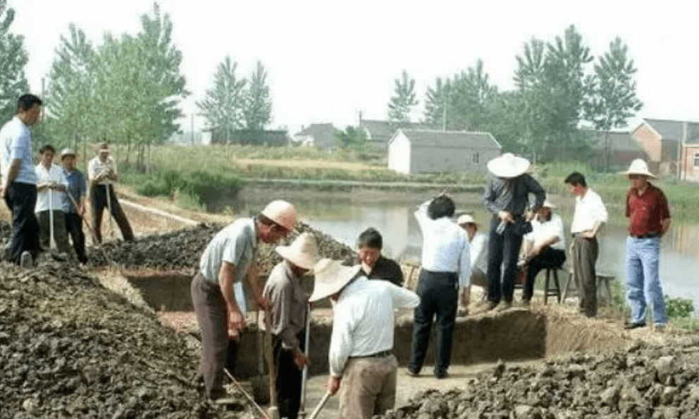 Phát hiện hơn 20 thỏi vàng dưới ao cá, giá trị ước tính hơn 369 tỷ đồng