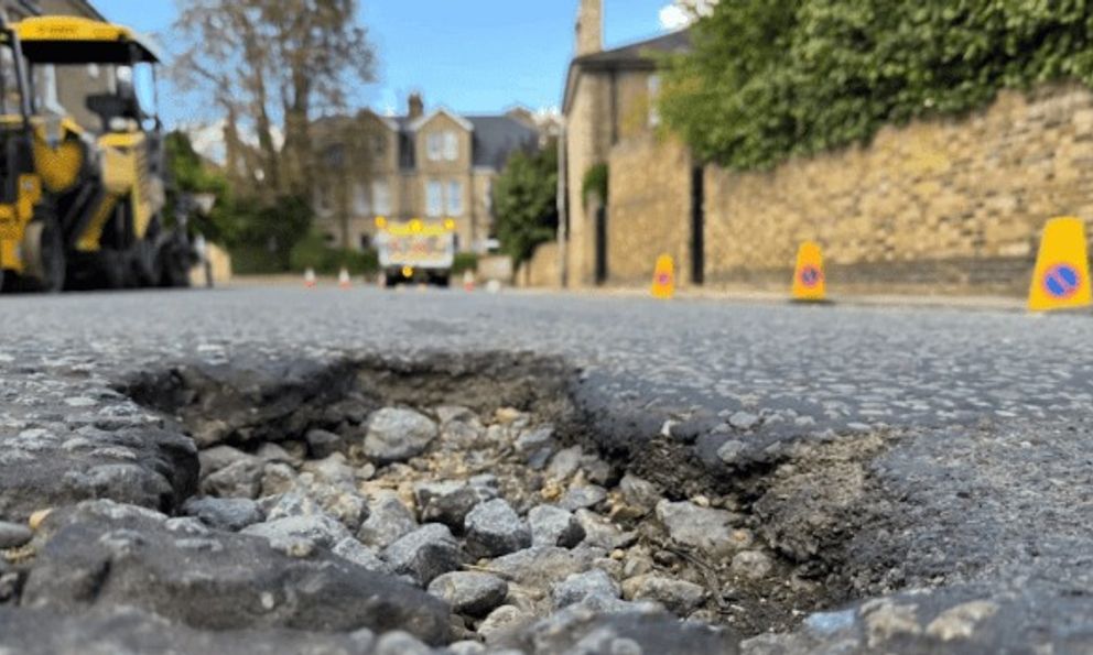 Phát minh có thể làm rung chuyển ngành xây dựng: Nhựa đường thêm ‘chất phụ gia’ cứng hơn thép 200 lần, giải quyết gọn ổ gà, nứt gãy