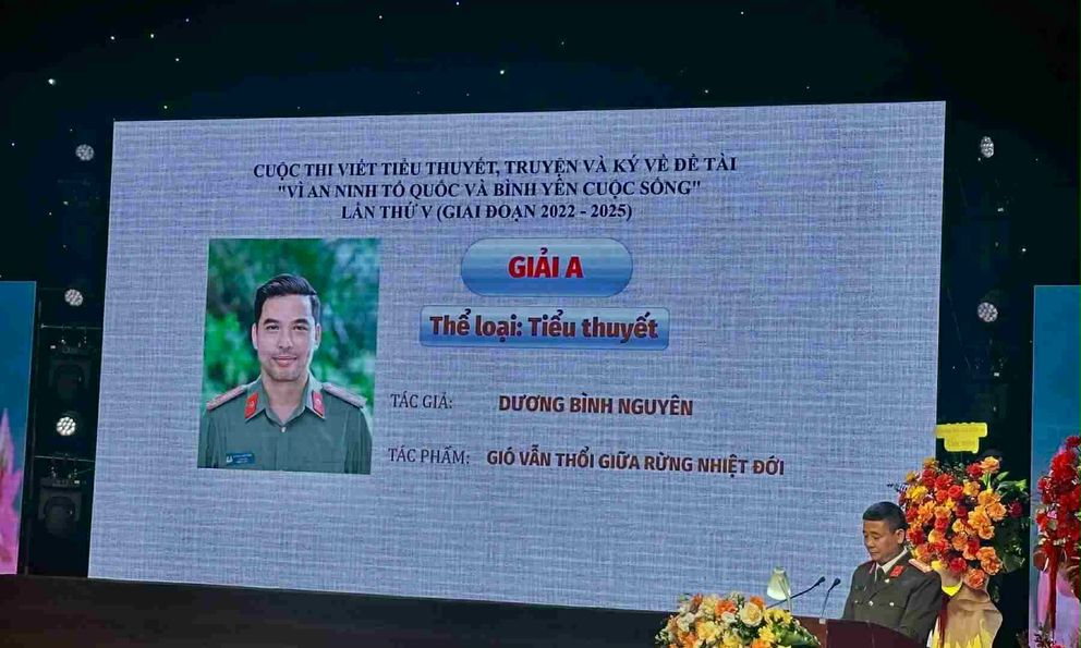 Thượng tá công an giành giải nhất văn chương với tiểu thuyết đầu tiên về tội phạm dữ liệu
