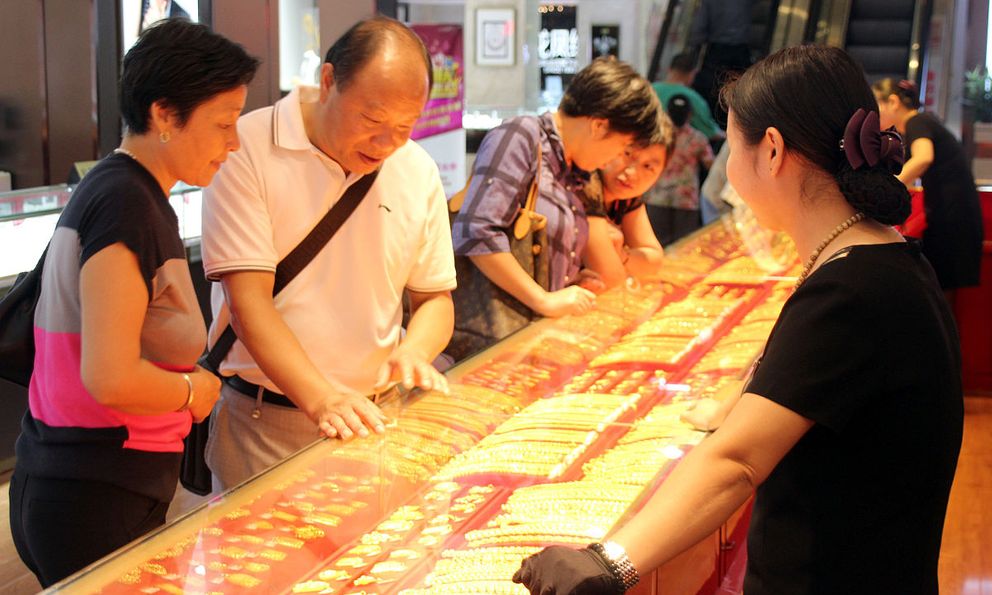 Đôi vợ chồng vào tiệm vàng mua hết 2 tỷ đồng, vừa bước ra cảnh sát lập tức ập đến