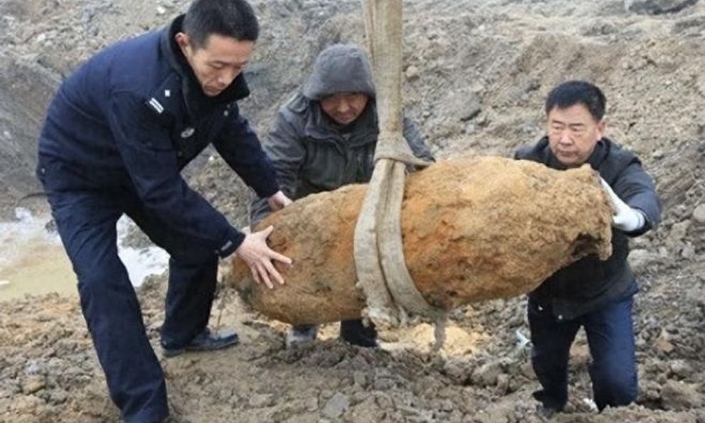 Phát hiện vật lạ khổng lồ dài 1m, đội thi công phải dừng khẩn cấp, cảnh sát phong tỏa hiện trường: Kho báu hơn 1.000 tỷ đồng lộ diện