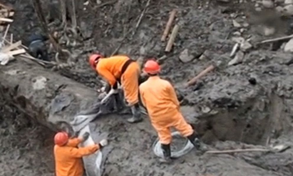 Người đàn ông đào được khúc gỗ đen sì tỏa ra mùi thơm, dài hơn 30m, nặng 60.000 kg: Cảnh sát lập tức phong tỏa hiện trường