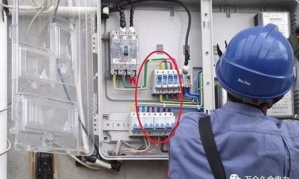 Nhà 2 người nhưng nhận hoá đơn điện hơn 148 triệu đồng/tháng, gọi thợ đến kiểm tra công tơ thì được thông báo: “Có dấu hiệu bị can thiệp”