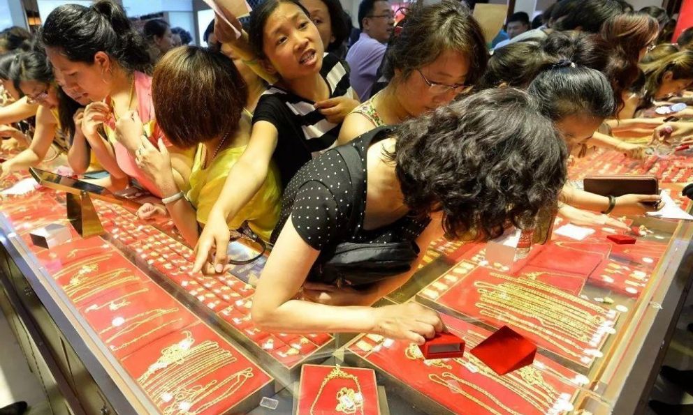 Khách vừa chi 4 tỷ đồng mua vàng xong thì giá tăng mạnh, cửa hàng trì hoãn không chịu giao, tòa phán quyết: 1 bên phải trả thêm 578 triệu đồng