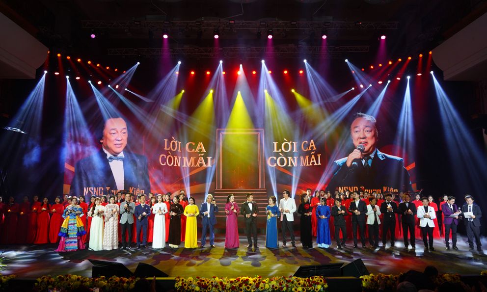 Khán giả vỡ òa khi chứng kiến sự “xuất hiện” của cố GS.NSND Trung Kiên cùng các thế hệ học trò trên sân khấu