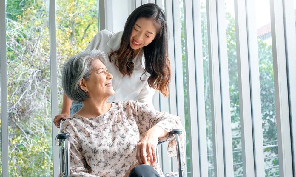 Người phụ nữ nghỉ việc, chăm mẹ bị liệt suốt 12 năm nhưng khi phát hiện di chúc chỉ có tên em trai lại khẳng định: 