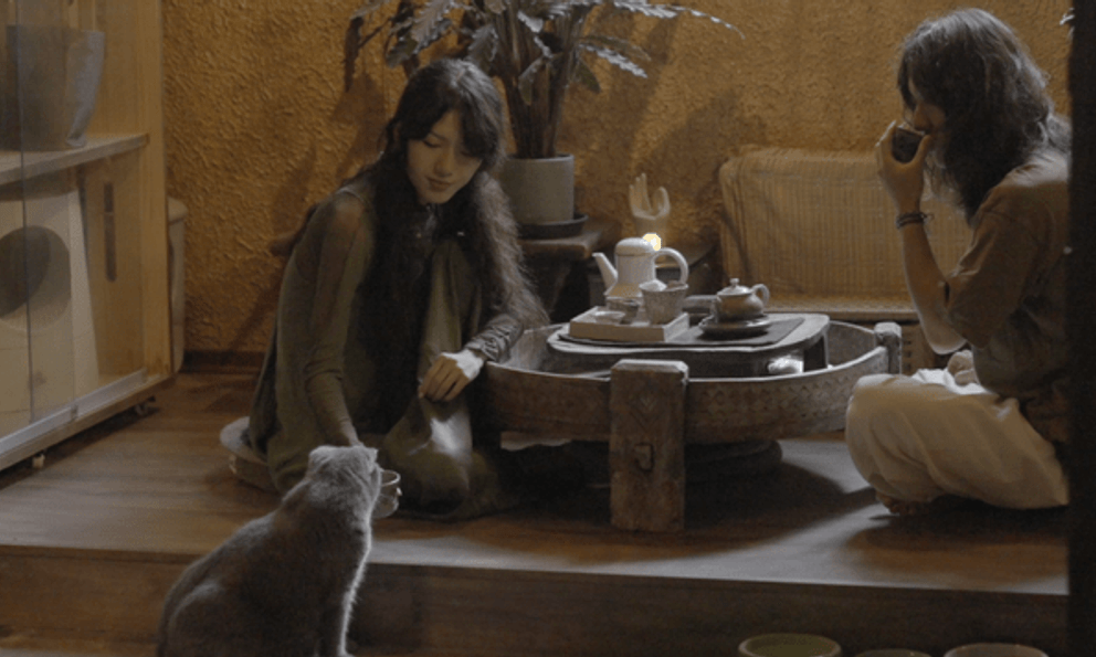 Vợ chồng nghệ sĩ 9x tự thiết kế mái ấm như hang động, thô mộc, nguyên sơ: Nhà là nơi để được bao bọc và bình yên