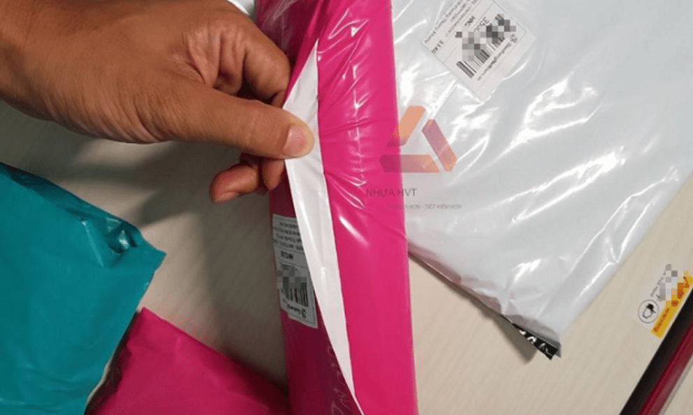 Mua áo khoác trên sàn TMĐT, người phụ nữ nhận hàng 