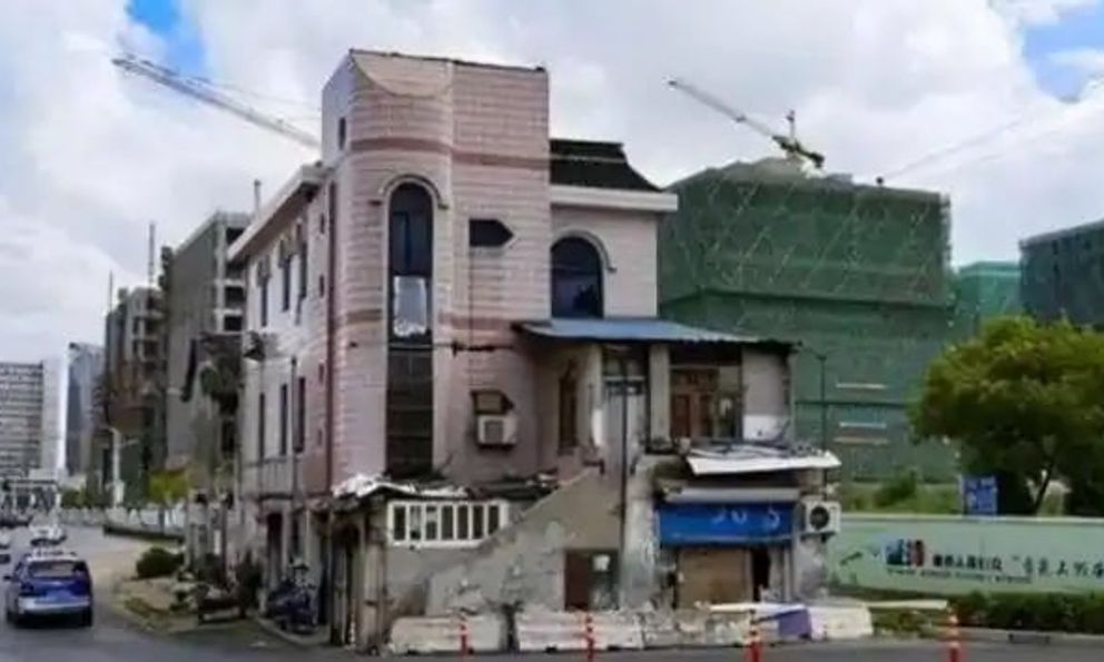 Chủ căn nhà 300 m² không chịu di dời dù được bồi thường hơn 10 tỷ đồng và 4 căn nhà, tuyên bố: “Không nhận được 371 tỷ và 6 căn nhà thì không đi!”