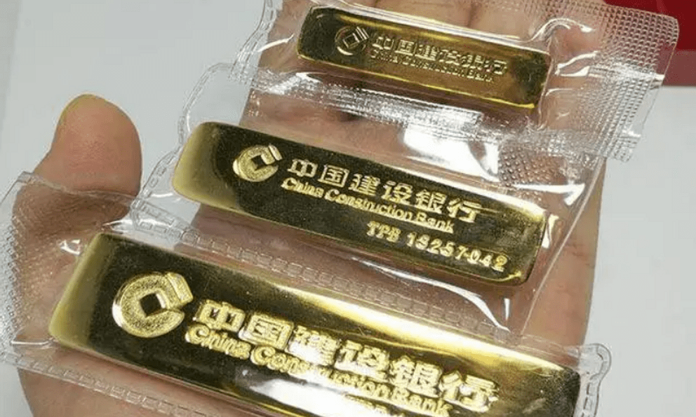 Chủ tiệm vàng vứt nhầm túi nilon chứa hơn 13 lượng vàng, 20 cảnh sát lục tung 5 tấn rác để tìm lại