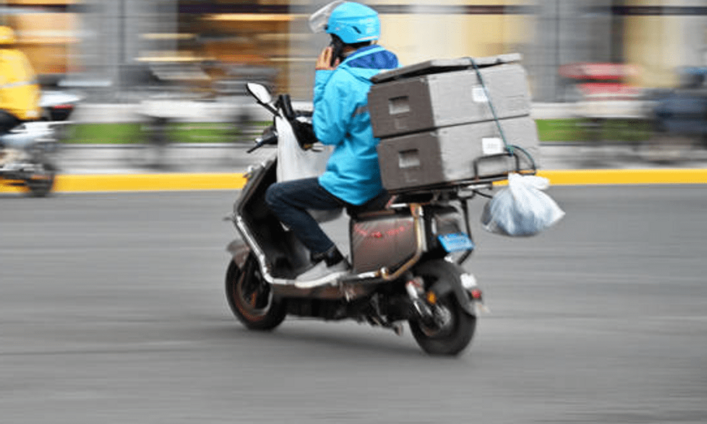 Shipper ôm 220 triệu đồng tiền mặt lao vào đồn công an kêu cứu: “Số tiền này không ổn!”