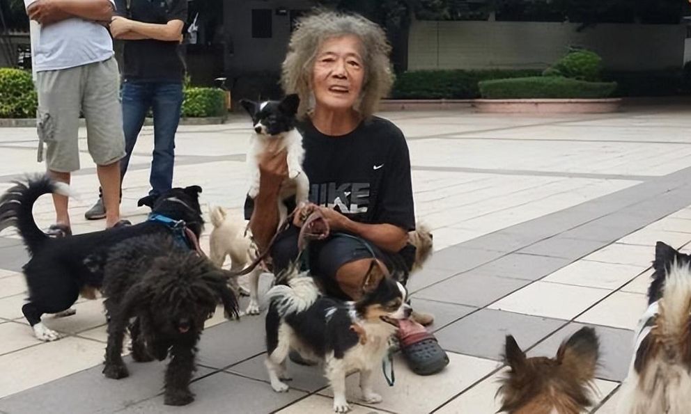 Buồn của phú nhị đại thừa kế 186 tỷ đồng từ cha mẹ tỷ phú: Tuổi xế chiều không nhà, không xe, trở thành người vô gia cư lang thang trên phố