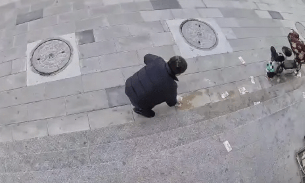 Gần 200 triệu bị gió thổi bay, cảnh tượng chỉ sau 1 phút khiến chủ sở hữu bật khóc