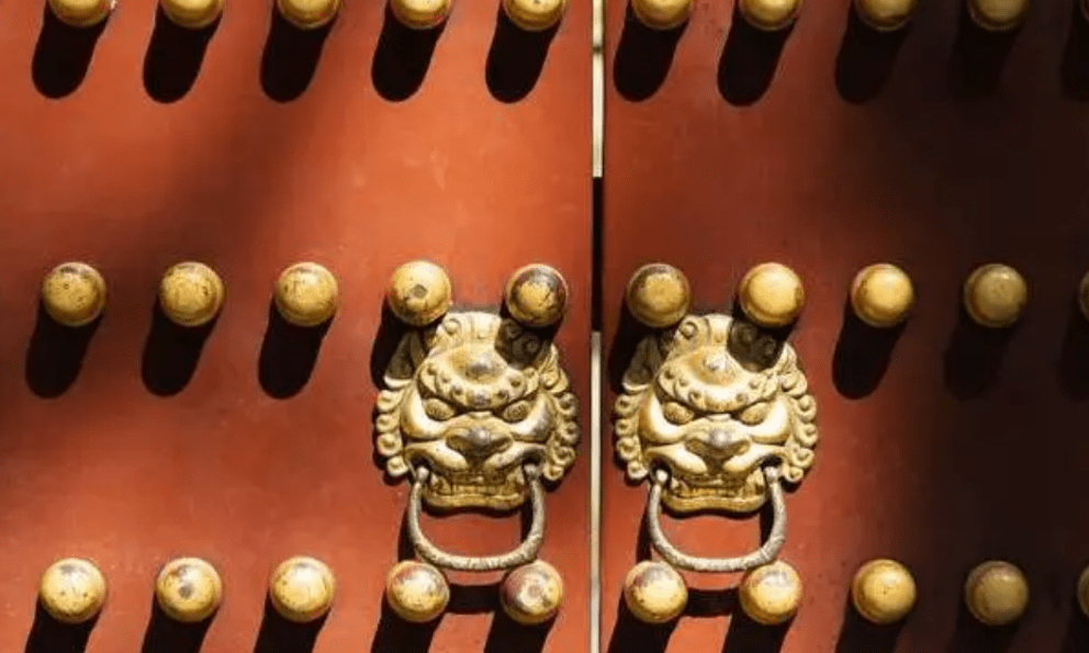 Vì sao cổng chính của Tử Cấm Thành có đúng 81 chiếc đinh mạ vàng?