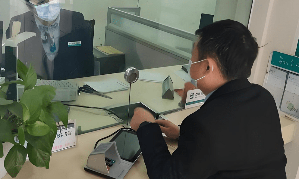 Người đàn ông nhận được 18,6 tỷ đồng đền bù đất liền mang hết đi gửi tiết kiệm, 1 năm sau đến hạn ngân hàng tuyên bố: “Ông không được rút đồng nào”