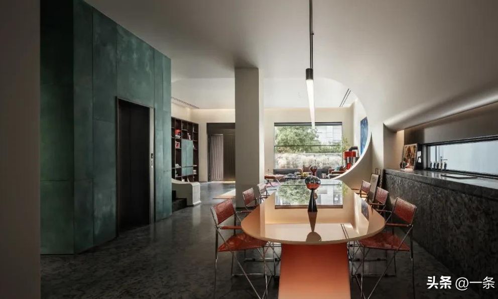 Vợ đi Mỹ, chồng ở nhà làm 1 việc “động trời” với biệt thự 700m2 rồi mới báo gia đình: “Đã đến lúc tôi sống thật với chính mình”