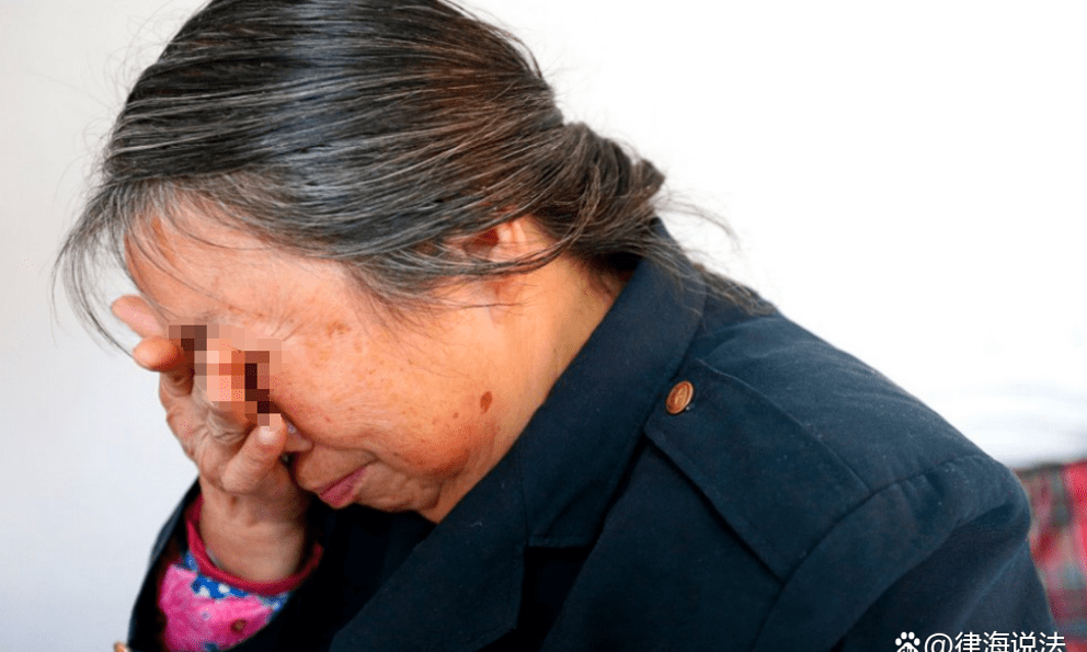 Vừa bị lừa hơn 3,7 tỷ đồng tiền tiết kiệm, người phụ nữ vẫn chuyển thêm “3,3 tỷ” cho kẻ lừa đảo: Cảnh sát không ngăn cản mà còn ủng hộ